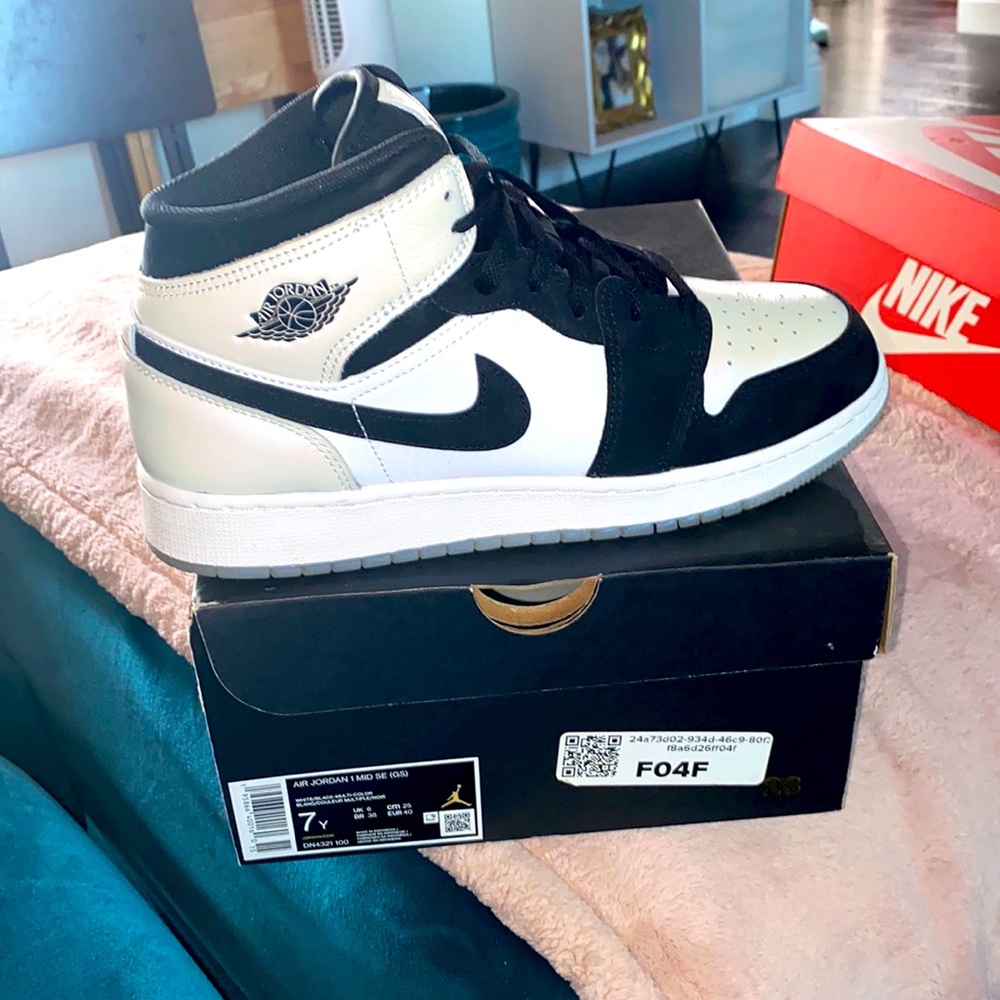 Diamond Mid Air Jordan’s 7Y /8.5 W